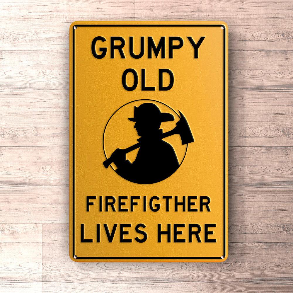 Firefighter Grumpy Old Firefighter Lives Here Skilte, Musemåtte, Dørmåtte , Plakat-Parking skilte-Firefighter-Garage Culture Shop- garage - man cave - merchandise