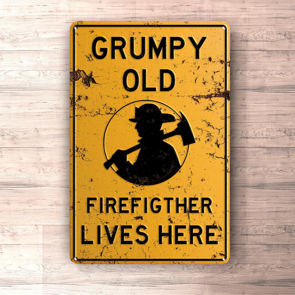 Firefighter Grumpy Old Firefighter Lives Here Skilte, Musemåtte, Dørmåtte , Plakat-Parking skilte-Firefighter-Garage Culture Shop- garage - man cave - merchandise
