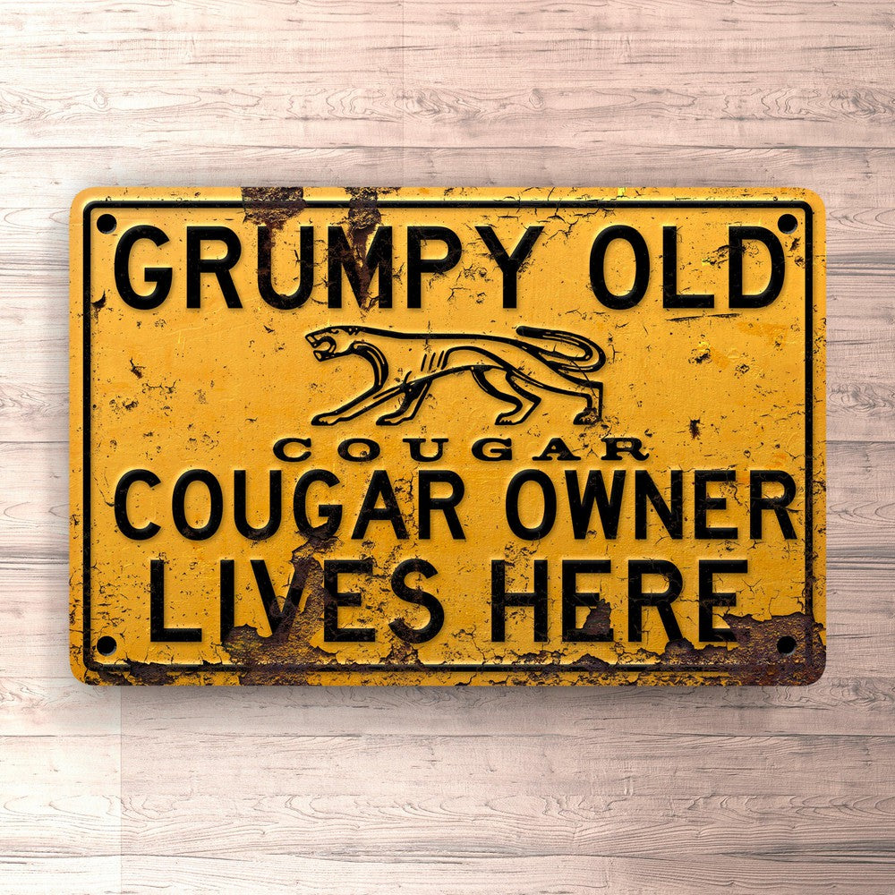 Ford Cougar Grumpy Old Cougar Owner Lives Here Skilte, Musemåtte, Dørmåtte-Skilte-Ford-Garage Culture Shop- garage - man cave - merchandise