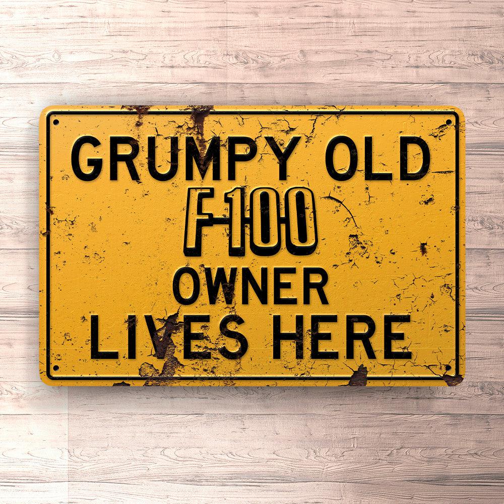 Ford F 100 Grumpy Old Ford F100 Owner Lives Here Skilte, Musemåtte, Dørmåtte , Plakat-Skilte-Ford-Garage Culture Shop- garage - man cave - merchandise