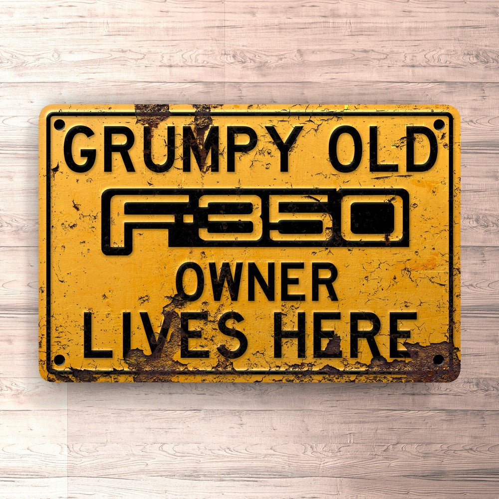 Ford F 350 Grumpy Old Ford F 350 Owner Lives Here Skilte, Musemåtte, Dørmåtte-Skilte-Ford-Garage Culture Shop- garage - man cave - merchandise