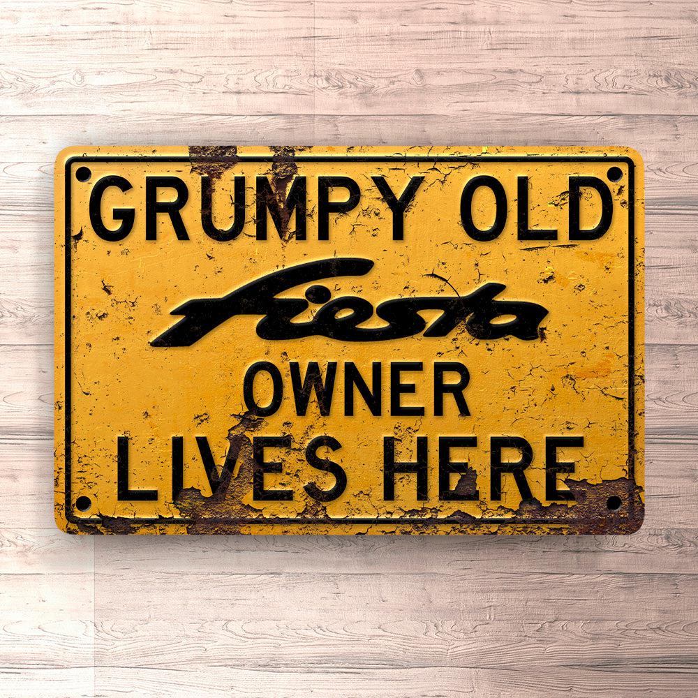 Ford Fiesta Grumpy Old Ford Fiesta Owner Lives Here Skilte, Musemåtte, Dørmåtte-Skilte-Ford-Garage Culture Shop- garage - man cave - merchandise