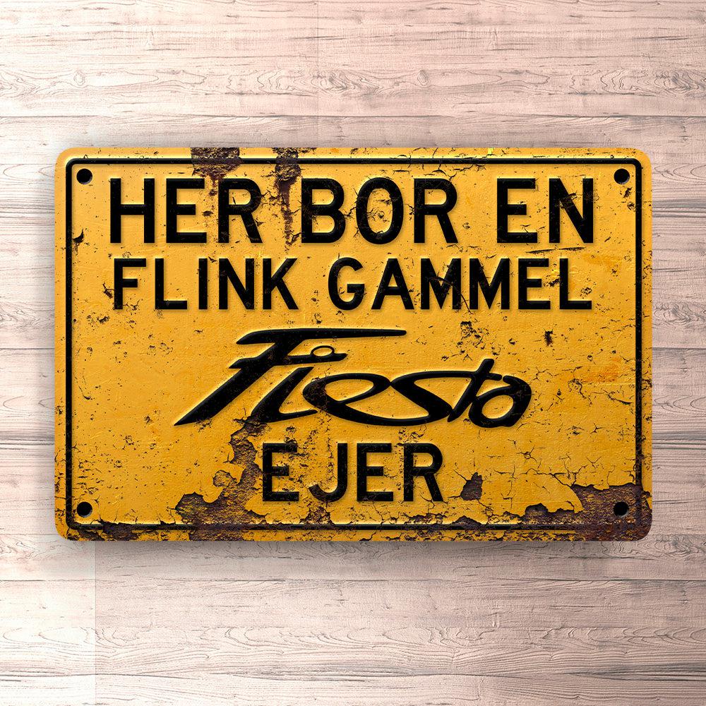 Ford Fiesta Her Bor En Flink Gammel Ford Fiesta Ejer Skilte, Musemåtte, Dørmåtte-Skilte-Ford-Garage Culture Shop- garage - man cave - merchandise