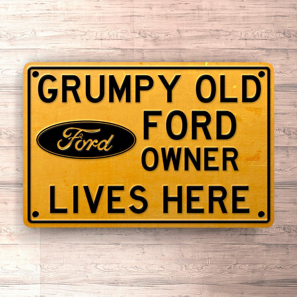 Ford Grumpy Old Ford Owner Lives Here Skilte, Musemåtte, Dørmåtte , Plakat-Skilte-Ford-Garage Culture Shop- garage - man cave - merchandise
