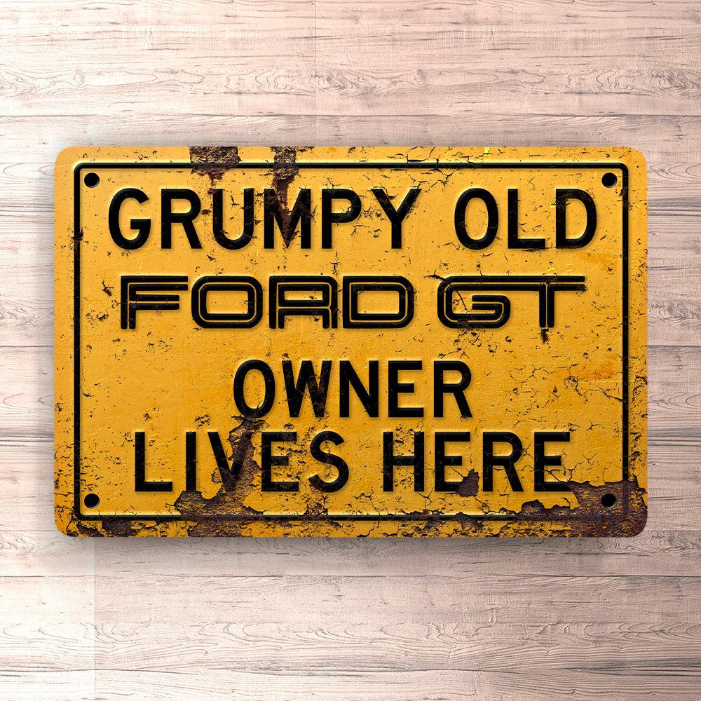 Ford Gt Grumpy Old Ford Gt Owner Lives Here Skilte, Musemåtte, Dørmåtte-Skilte-Ford-Garage Culture Shop- garage - man cave - merchandise