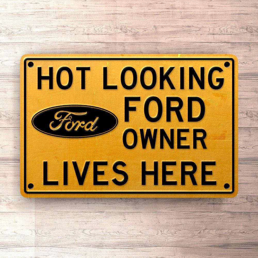 Ford Hot Looking Ford Owner Lives Here Skilte, Musemåtte, Dørmåtte-Skilte-Ford-Garage Culture Shop- garage - man cave - merchandise