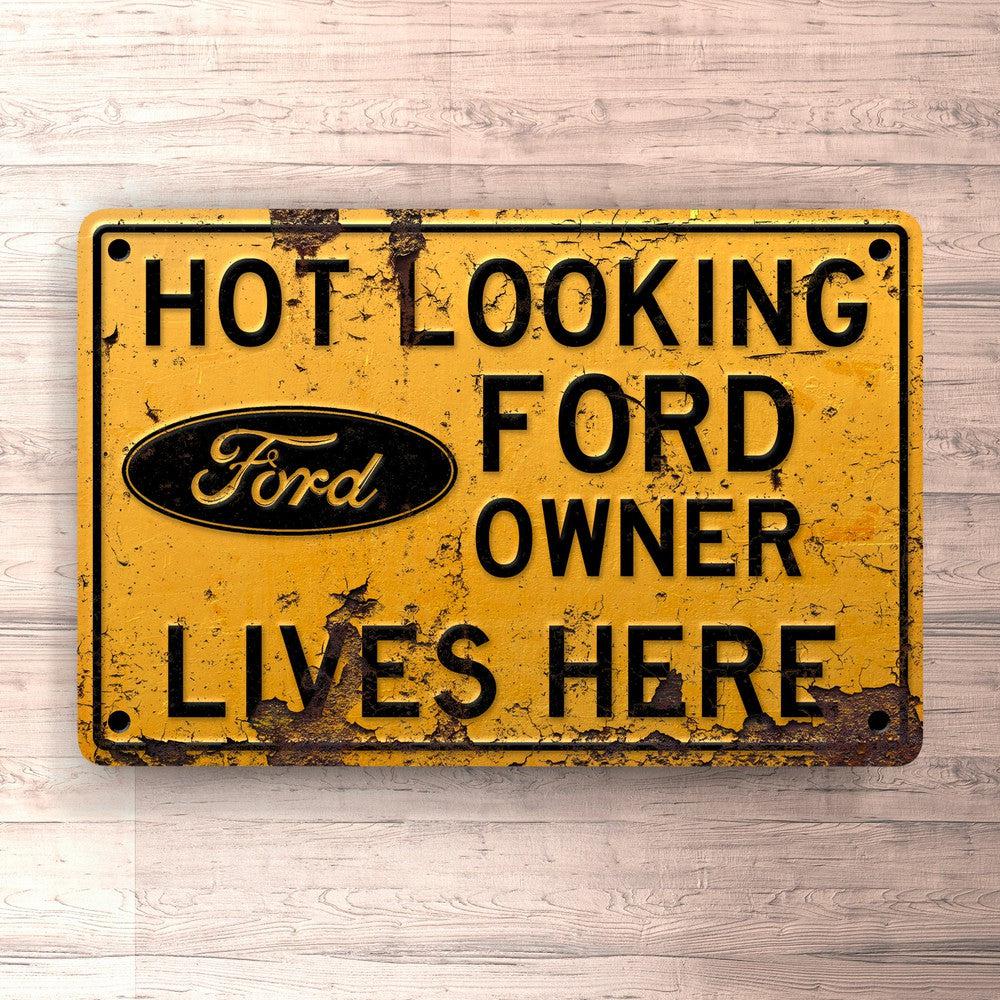 Ford Hot Looking Ford Owner Lives Here Skilte, Musemåtte, Dørmåtte-Skilte-Ford-Garage Culture Shop- garage - man cave - merchandise