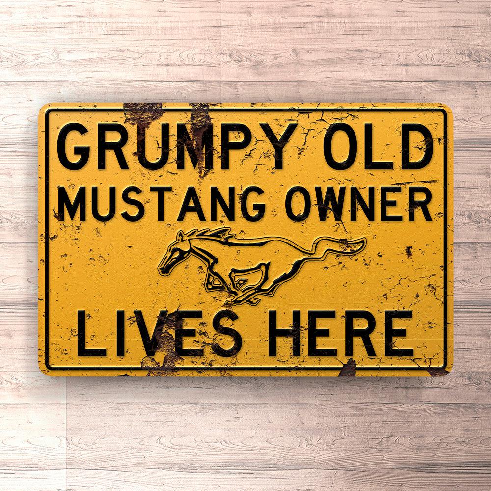 Ford Mustang Grumpy Old Ford Mustang Owner Lives Here Skilte, Musemåtte, Dørmåtte-Skilte-Ford-Garage Culture Shop- garage - man cave - merchandise