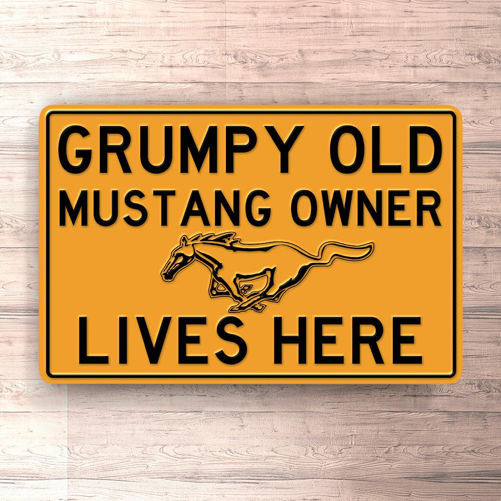 Ford Mustang Grumpy Old Ford Mustang Owner Lives Here Skilte, Musemåtte, Dørmåtte , Plakat-Skilte-Ford-Garage Culture Shop- garage - man cave - merchandise