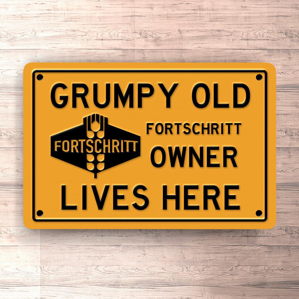 Fortschritt Grumpy Old Owner Lives Here Skilte, Musemåtte, Dørmåtte , Plakat-Skilte-Fortschritt-Garage Culture Shop- garage - man cave - merchandise