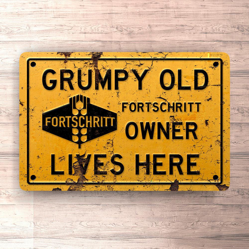 Fortschritt Grumpy Old Owner Lives Here Skilte, Musemåtte, Dørmåtte , Plakat-Skilte-Fortschritt-Garage Culture Shop- garage - man cave - merchandise