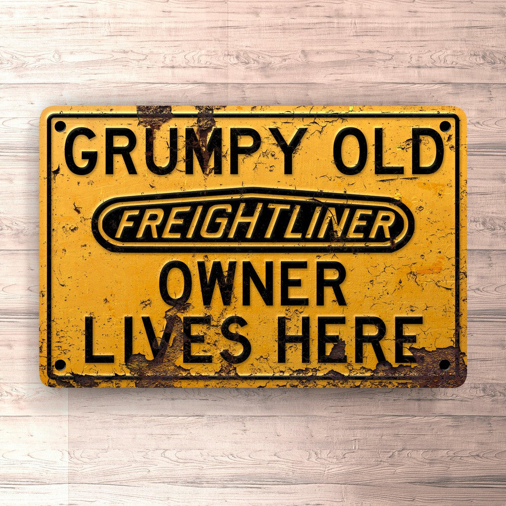 Freightliner Grumpy Old Freightliner Owner Lives Here Skilte, Musemåtte, Dørmåtte , Plakat-Skilte-Freightliner-Garage Culture Shop- garage - man cave - merchandise