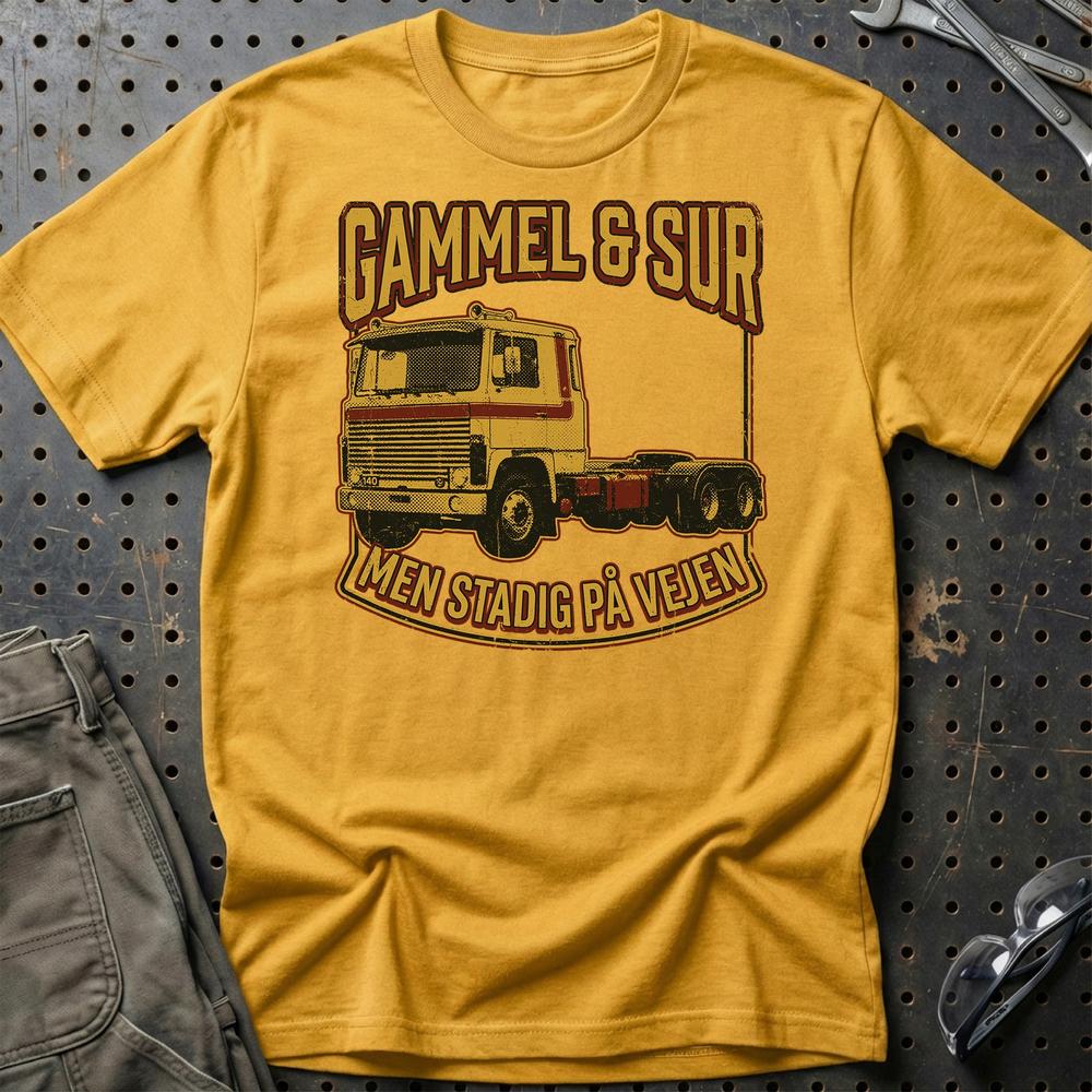 Gammel & Sur Men Stadig På Vejen Lastbil Trucker - Unisex T-Shirt , Bomuld-Beklædning-Garage Culture-Guld-S-Garage Culture Shop- garage - man cave - merchandise