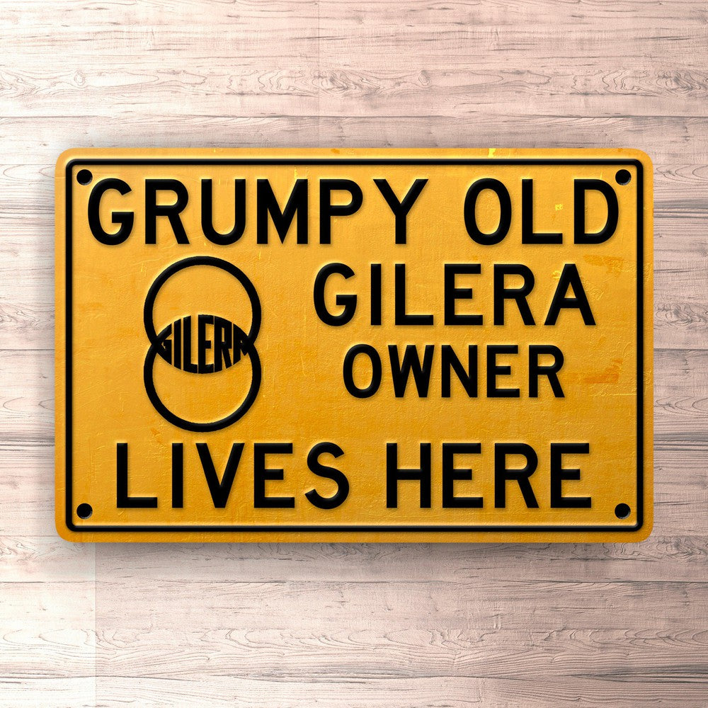 Gilera Grumpy Old Gilera Owner Lives Here Skilte, Musemåtte, Dørmåtte-Skilte-Gilera-Garage Culture Shop- garage - man cave - merchandise