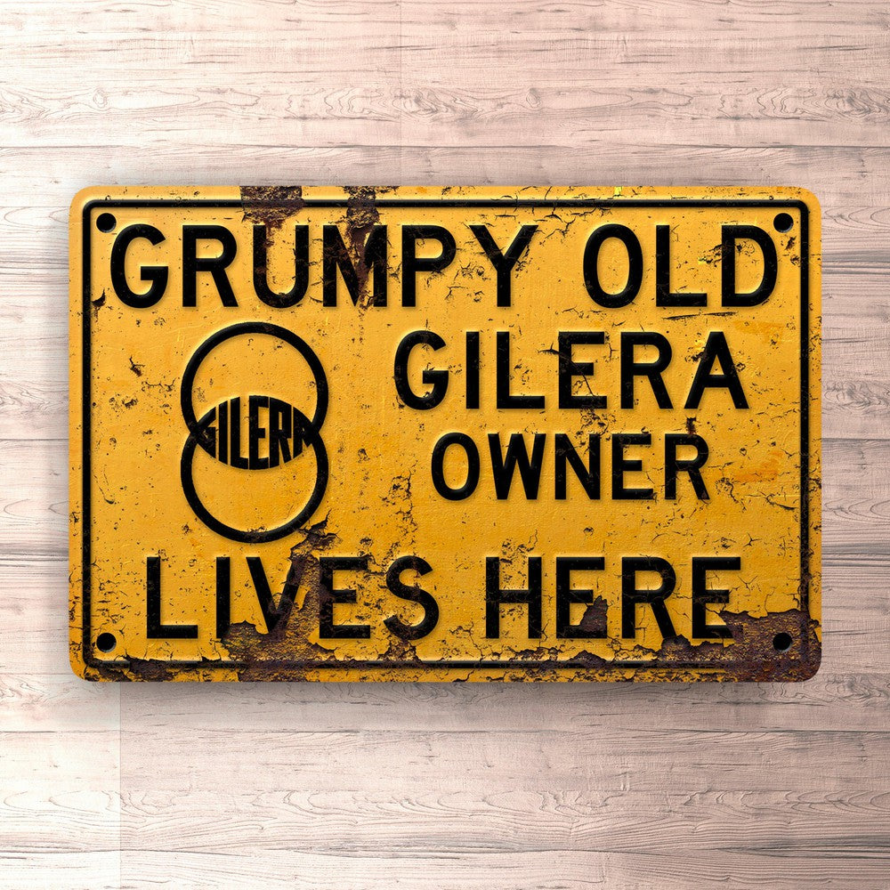 Gilera Grumpy Old Gilera Owner Lives Here Skilte, Musemåtte, Dørmåtte-Skilte-Gilera-Garage Culture Shop- garage - man cave - merchandise