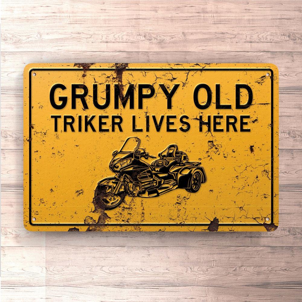 Grumpy Old Triker Lives Here Skilte, Musemåtte, Dørmåtte-Parking skilte-Biker-Garage Culture Shop- garage - man cave - merchandise