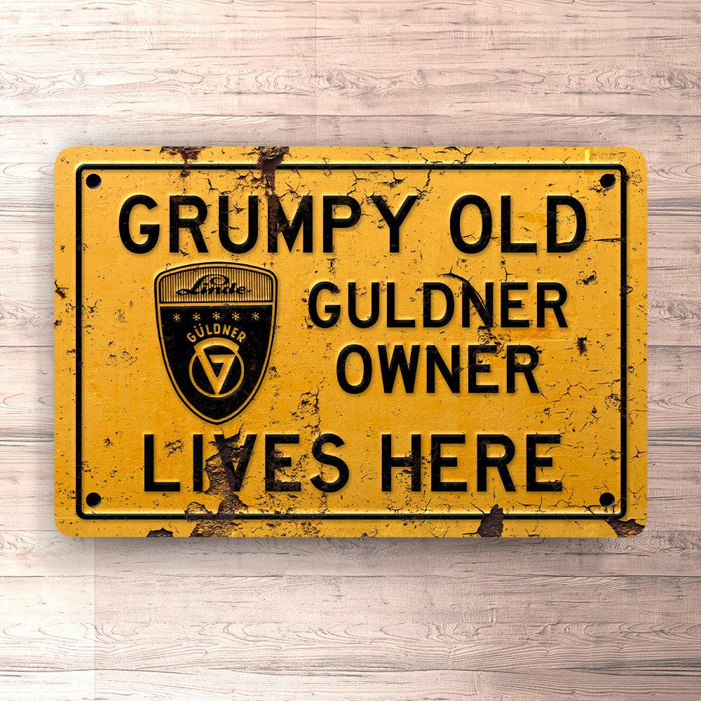 Güldner Grumpy Old Owner Lives Here Skilte, Musemåtte, Dørmåtte , Plakat-Skilte-Güldner-Garage Culture Shop- garage - man cave - merchandise