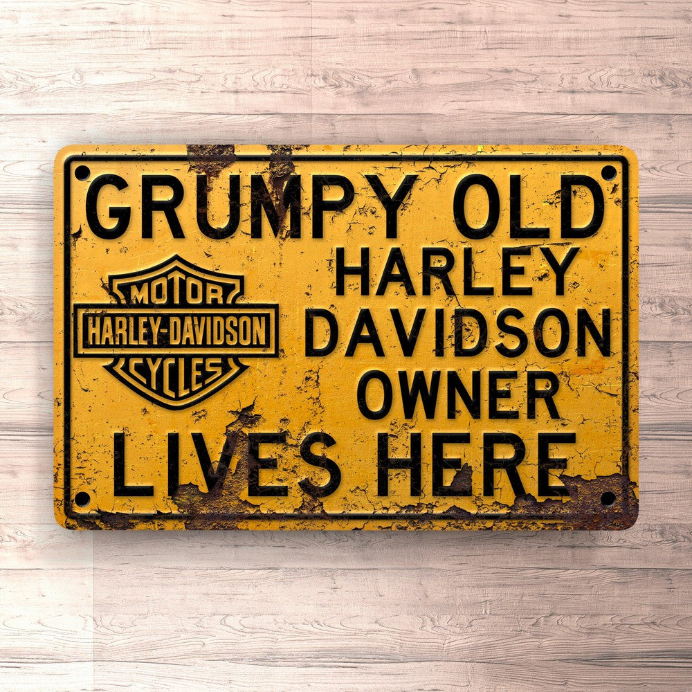 Harley Davidson Grumpy Old Harley Davidson Owner Lives Here Skilte, Musemåtte, Dørmåtte-Skilte-Harley Davidson-Garage Culture Shop- garage - man cave - merchandise