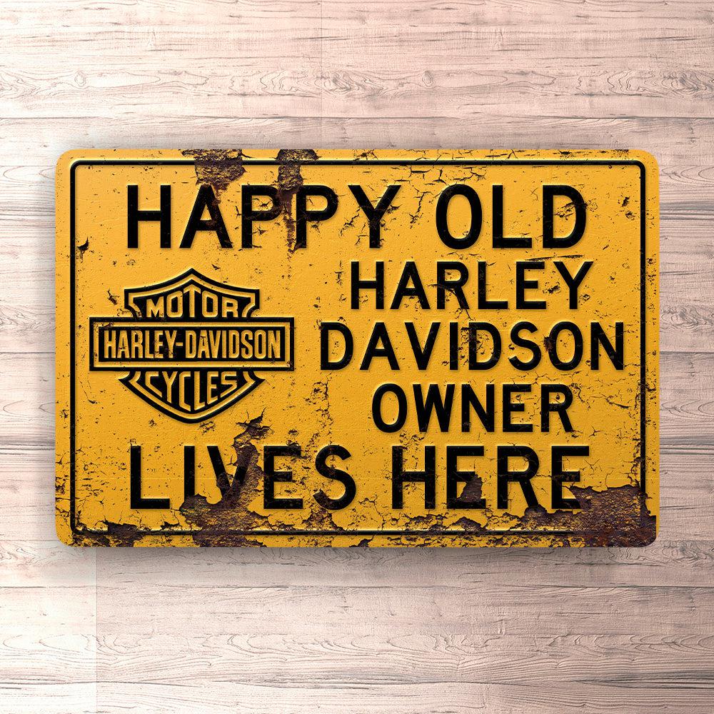 Harley Davidson Happy Old Harley Davidson Owner Lives Here Skilte, Musemåtte, Dørmåtte , Plakat-Skilte-Harley Davidson-Garage Culture Shop- garage - man cave - merchandise