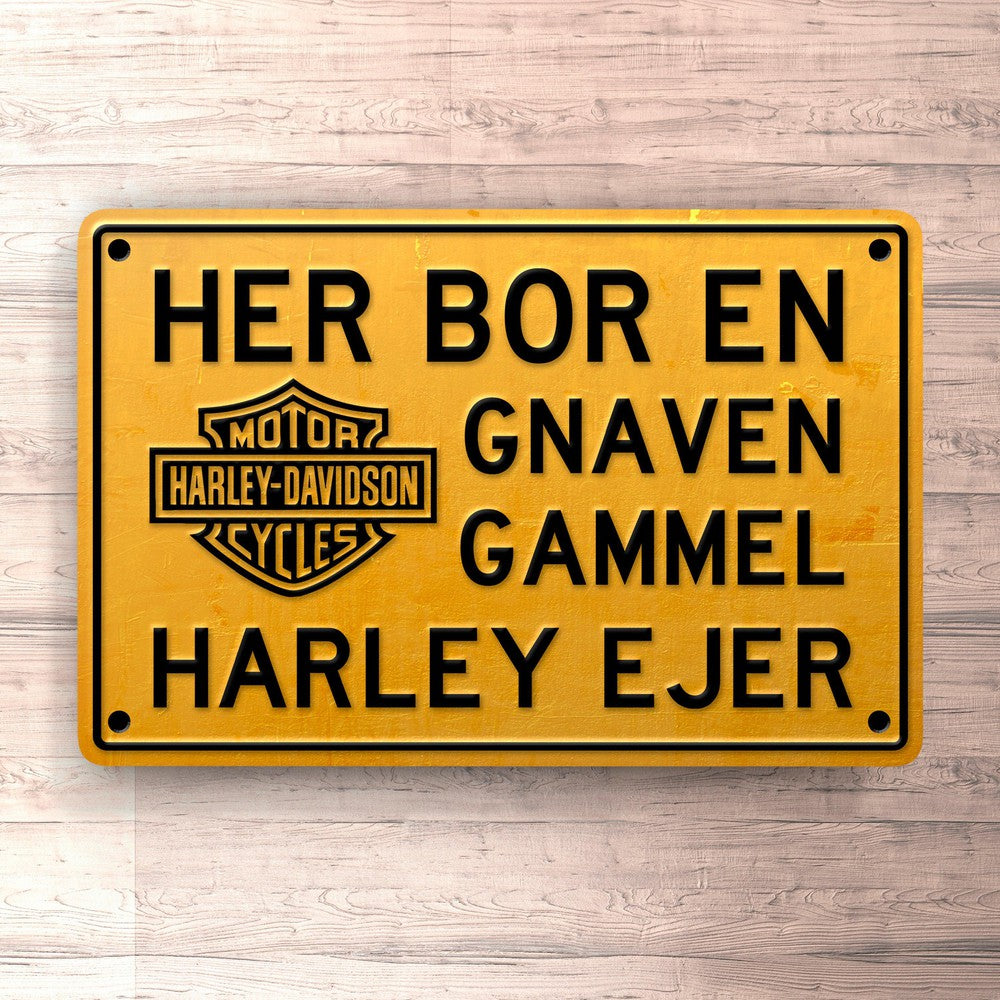 Harley Davidson Her Bor En Gnaven Gammel Harley Ejer Skilte, Musemåtte, Dørmåtte-Skilte-Harley Davidson-Garage Culture Shop- garage - man cave - merchandise