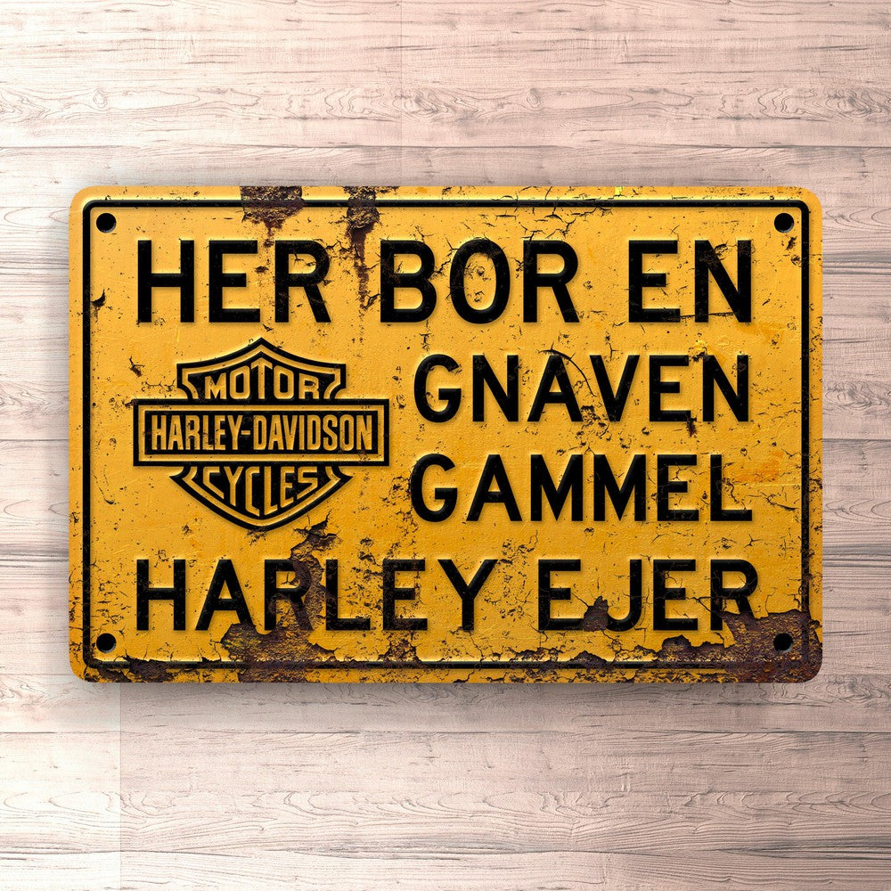 Harley Davidson Her Bor En Gnaven Gammel Harley Ejer Skilte, Musemåtte, Dørmåtte-Skilte-Harley Davidson-Garage Culture Shop- garage - man cave - merchandise