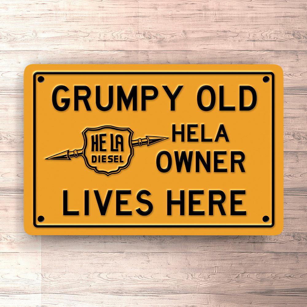 Hela Grumpy Old Owner Lives Here Skilte, Musemåtte, Dørmåtte , Plakat-Skilte-Hela-Garage Culture Shop- garage - man cave - merchandise
