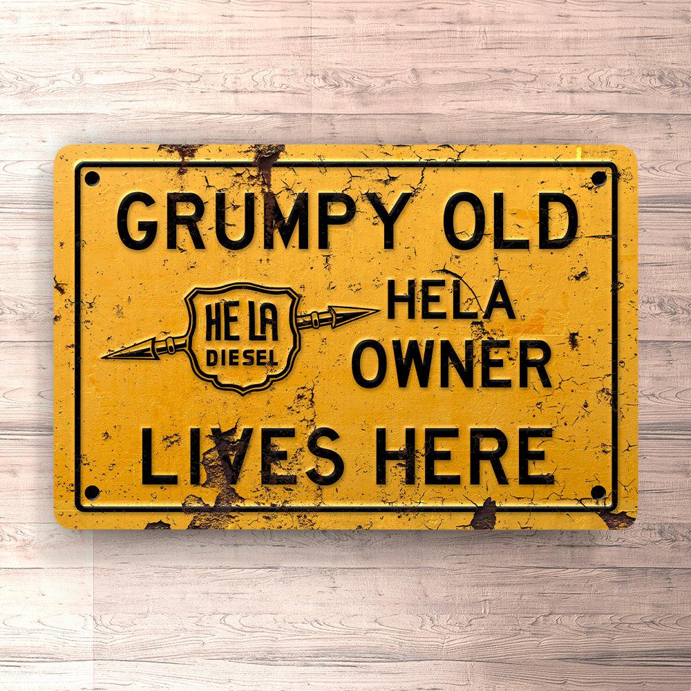 Hela Grumpy Old Owner Lives Here Skilte, Musemåtte, Dørmåtte , Plakat-Skilte-Hela-Garage Culture Shop- garage - man cave - merchandise
