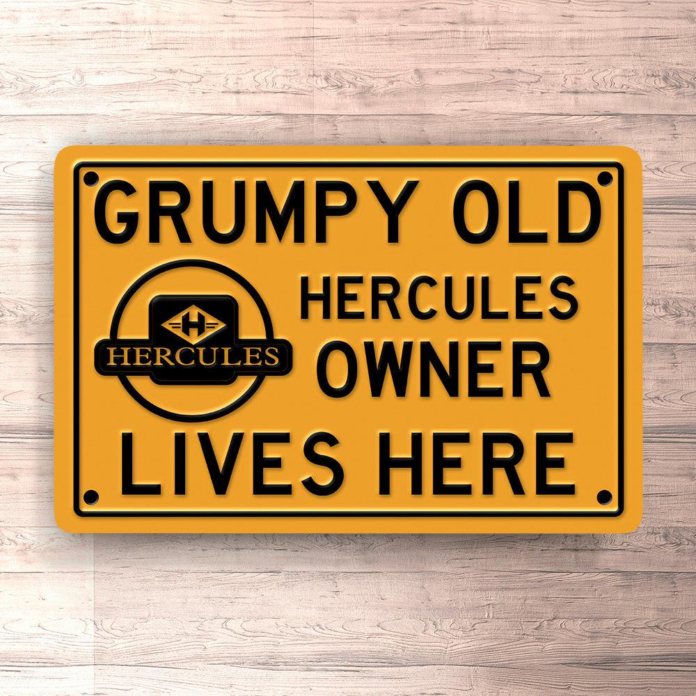 Hercules Grumpy Old Hercules Owner Lives Here Skilte, Musemåtte, Dørmåtte , Plakat-Skilte-Hercules-Garage Culture Shop- garage - man cave - merchandise