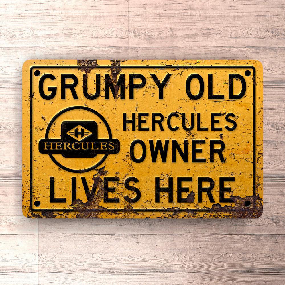 Hercules Grumpy Old Hercules Owner Lives Here Skilte, Musemåtte, Dørmåtte , Plakat-Skilte-Hercules-Garage Culture Shop- garage - man cave - merchandise