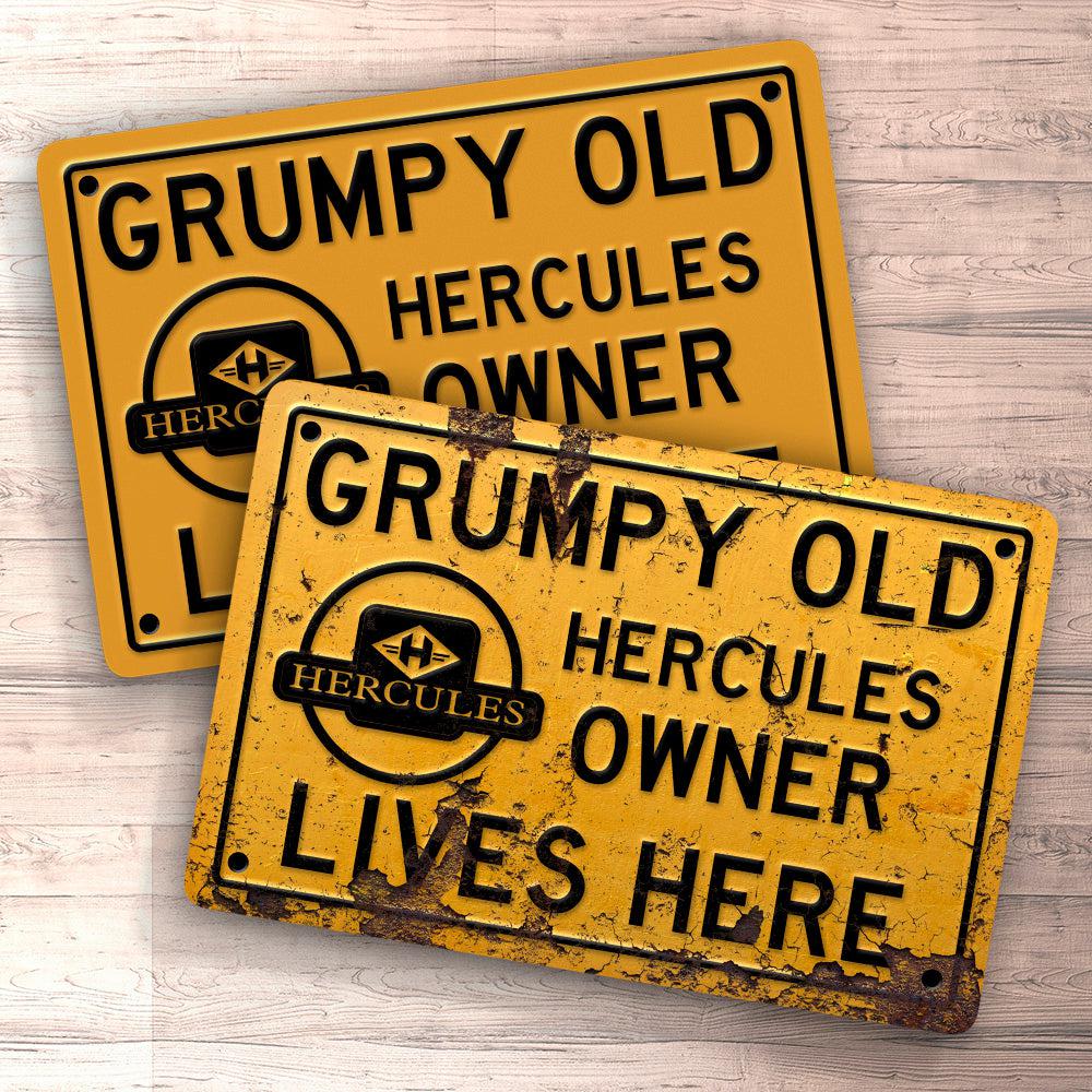 Hercules Grumpy Old Hercules Owner Lives Here Skilte, Musemåtte, Dørmåtte , Plakat-Skilte-Hercules-Garage Culture Shop- garage - man cave - merchandise