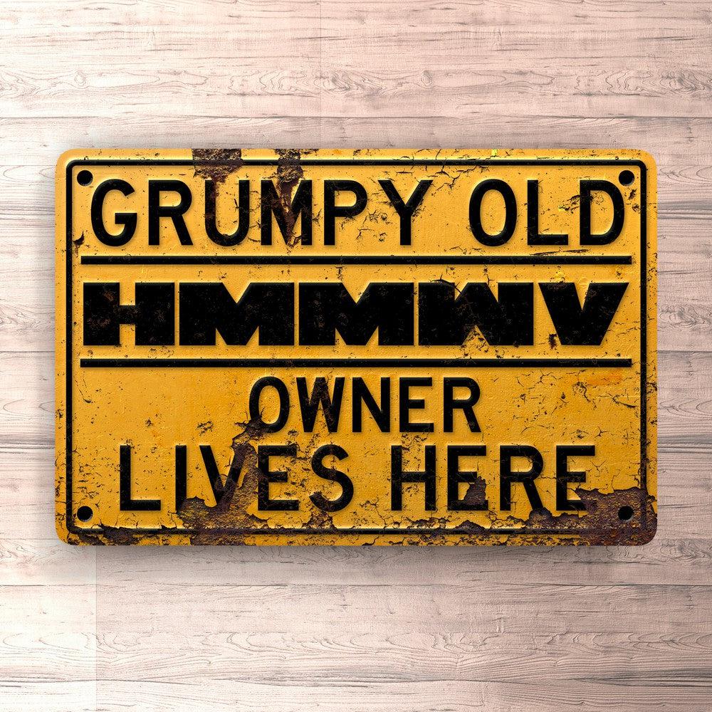 Hmmwv Grumpy Old Hmmwv Owner Lives Here Skilte, Musemåtte, Dørmåtte-Skilte-HMMWV-Garage Culture Shop- garage - man cave - merchandise