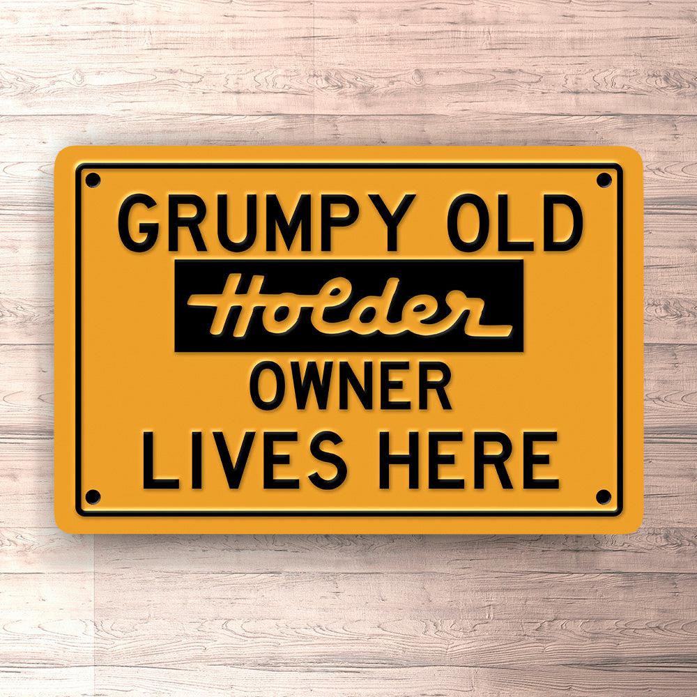 Holder Grumpy Old Owner Lives Here Skilte, Musemåtte, Dørmåtte , Plakat-Skilte-Holder-Garage Culture Shop- garage - man cave - merchandise