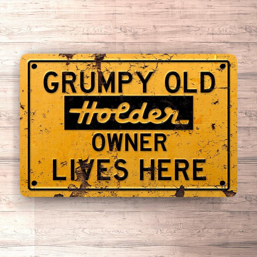 Holder Grumpy Old Owner Lives Here Skilte, Musemåtte, Dørmåtte , Plakat-Skilte-Holder-Garage Culture Shop- garage - man cave - merchandise