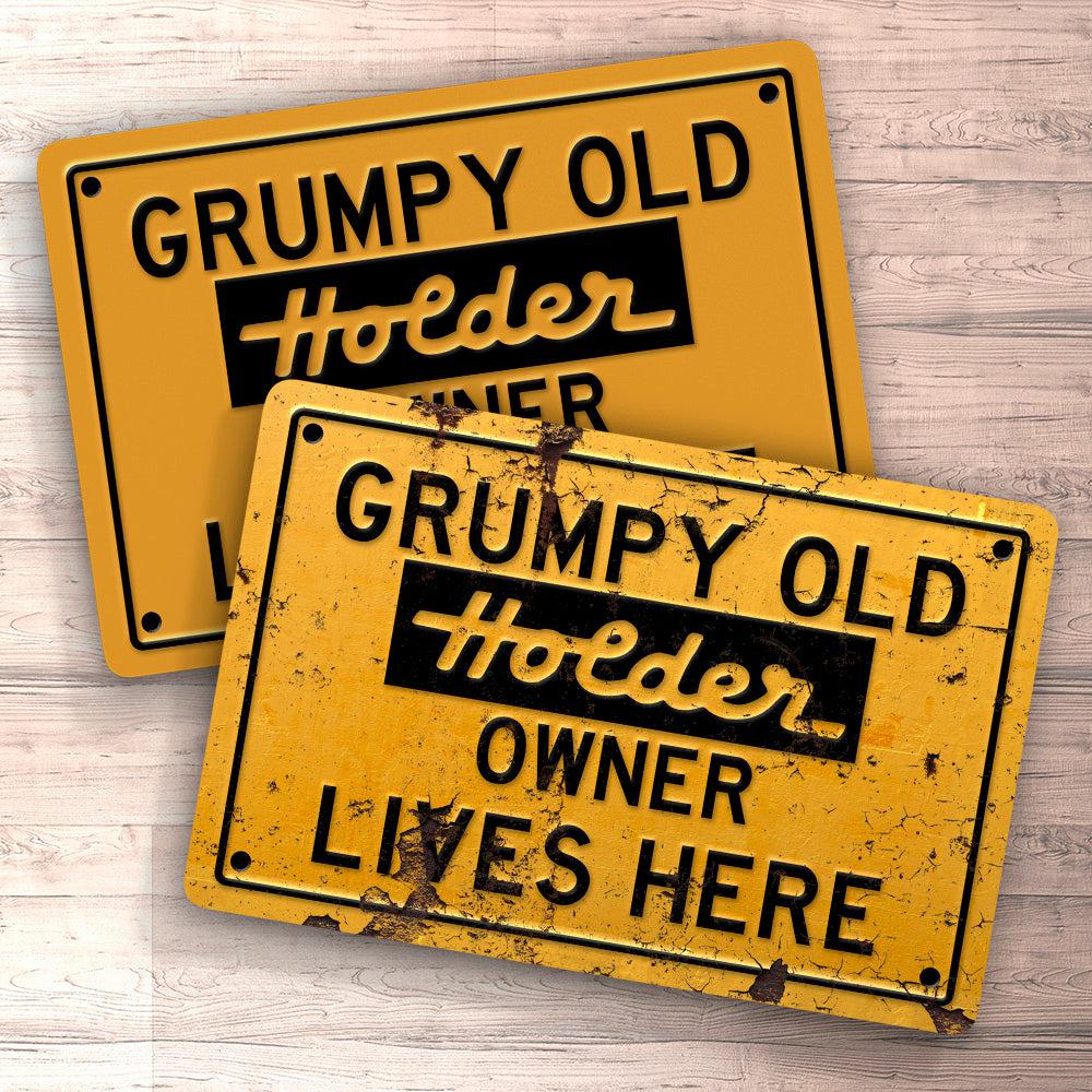 Holder Grumpy Old Owner Lives Here Skilte, Musemåtte, Dørmåtte , Plakat-Skilte-Holder-Garage Culture Shop- garage - man cave - merchandise