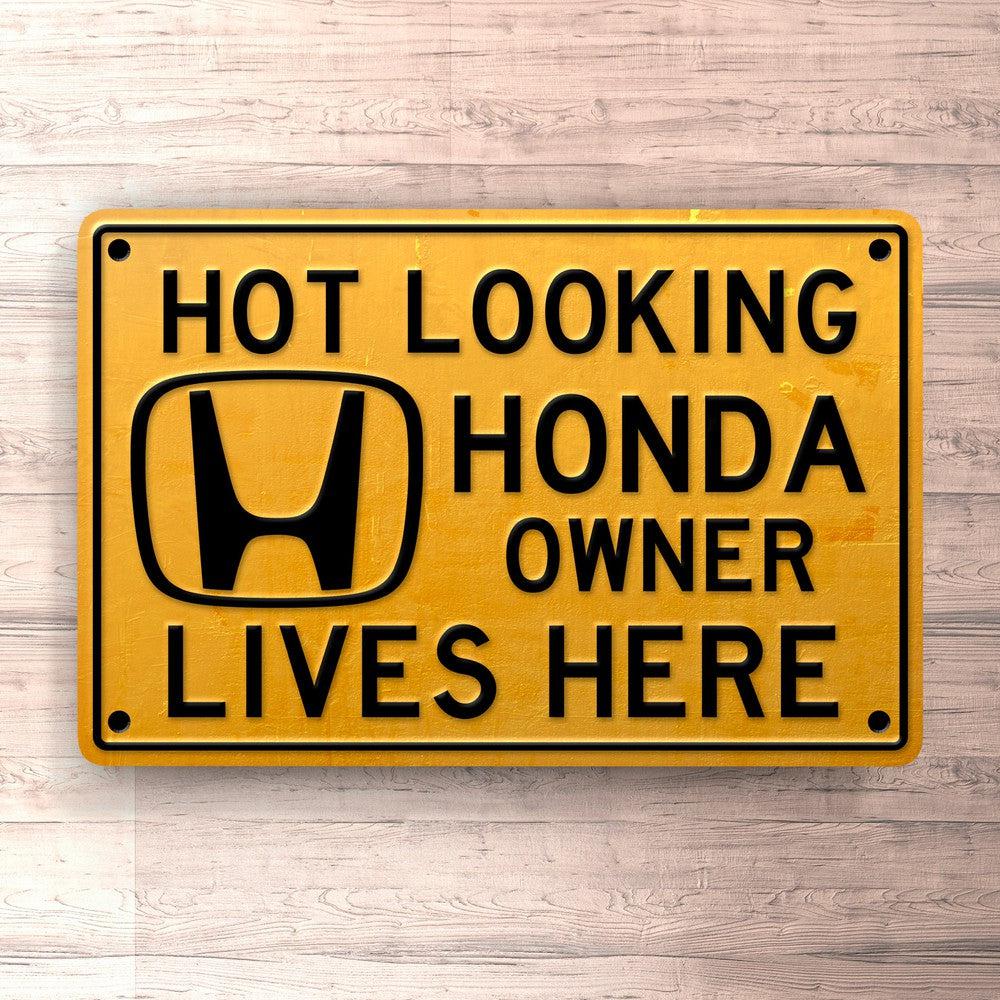 Honda Hot Looking Honda Owner Lives Here Skilte, Musemåtte, Dørmåtte-Skilte-Honda-Garage Culture Shop- garage - man cave - merchandise