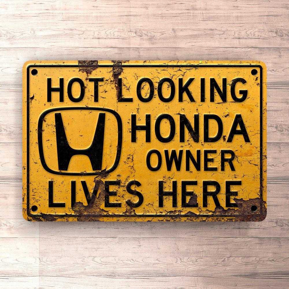 Honda Hot Looking Honda Owner Lives Here Skilte, Musemåtte, Dørmåtte-Skilte-Honda-Garage Culture Shop- garage - man cave - merchandise