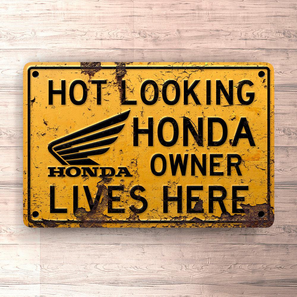 Honda Hot Looking Honda Owner Lives Here Skilte, Musemåtte, Dørmåtte-Skilte-Honda-Garage Culture Shop- garage - man cave - merchandise