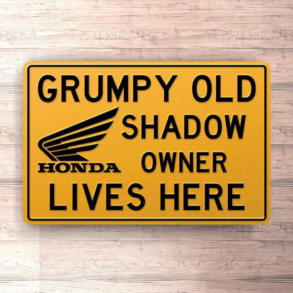 Honda Shadow Grumpy Old Honda Shadow Owner Lives Here Skilte, Musemåtte, Dørmåtte , Plakat-Skilte-Honda-Garage Culture Shop- garage - man cave - merchandise