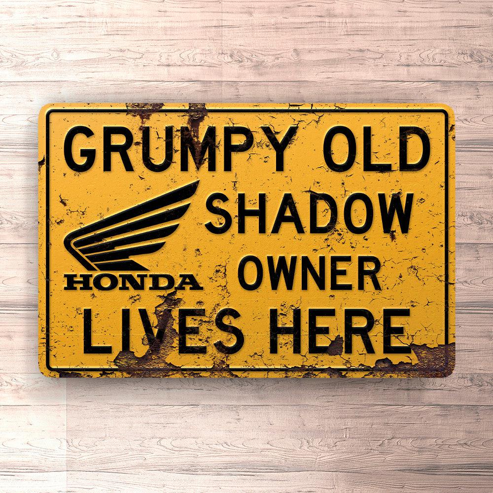 Honda Shadow Grumpy Old Honda Shadow Owner Lives Here Skilte, Musemåtte, Dørmåtte , Plakat-Skilte-Honda-Garage Culture Shop- garage - man cave - merchandise