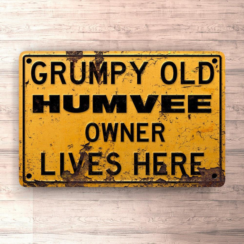 Humvee Grumpy Old Humvee Owner Lives Here Skilte, Musemåtte, Dørmåtte-Skilte-Humvee-Garage Culture Shop- garage - man cave - merchandise
