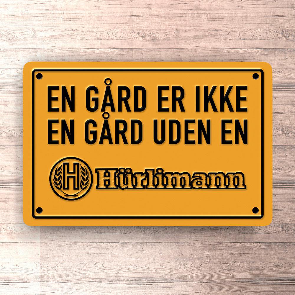 Hürlimann En Gård Er Ikke En Gård Uden En Hürlimann Skilte, Musemåtte, Dørmåtte , Plakat-Skilte-Hürlimann-Garage Culture Shop- garage - man cave - merchandise