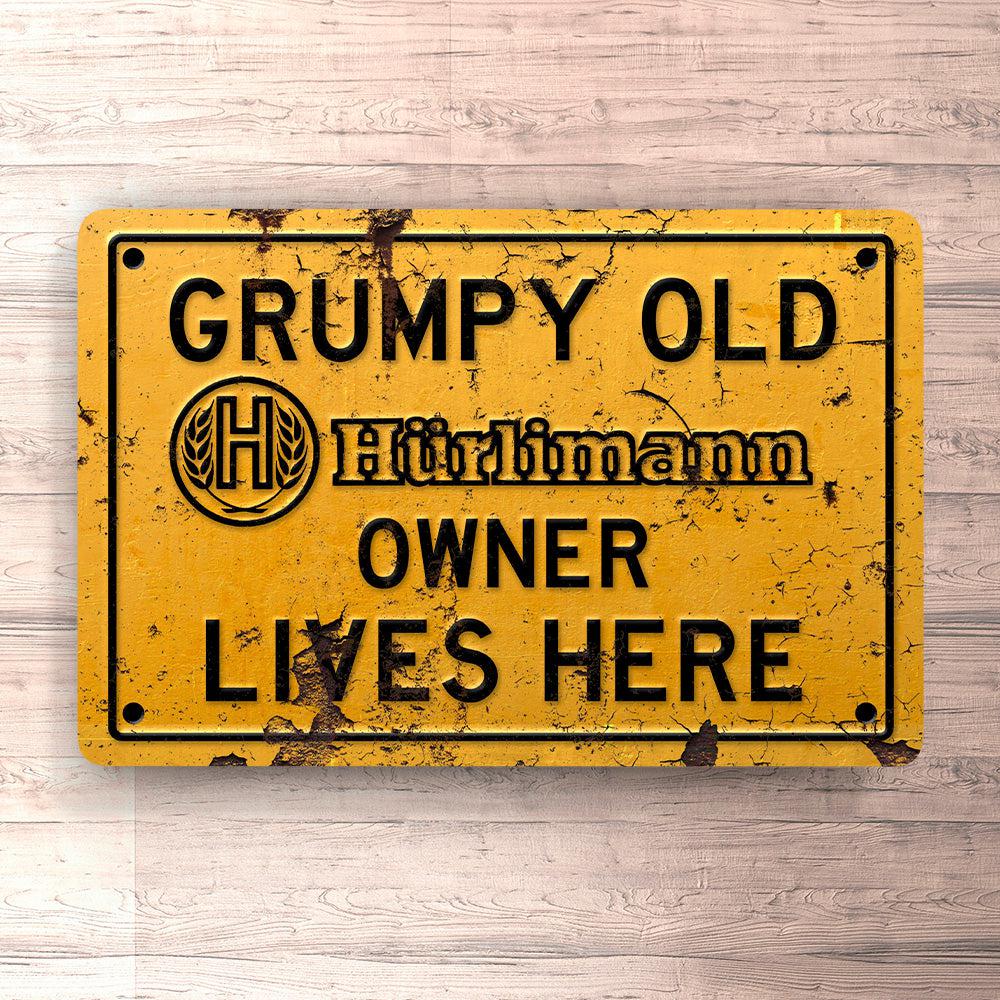 Hürlimann Grumpy Old Owner Lives Here Skilte, Musemåtte, Dørmåtte-Skilte-Hürlimann-Garage Culture Shop- garage - man cave - merchandise