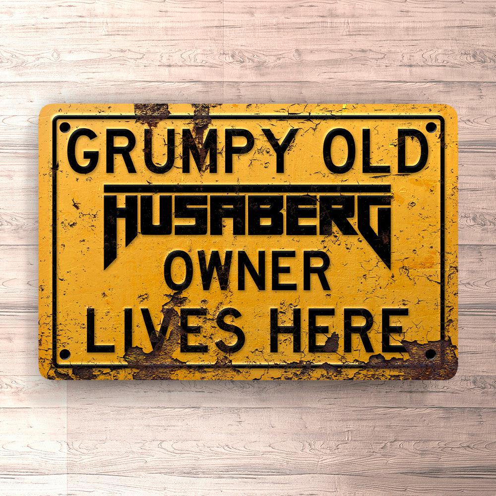 Husaberg Grumpy Old Husaberg Owner Lives Here Skilte, Musemåtte, Dørmåtte-Skilte-Husaberg-Garage Culture Shop- garage - man cave - merchandise
