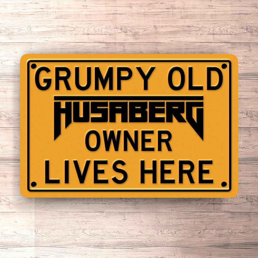 Husaberg Grumpy Old Husaberg Owner Lives Here Skilte, Musemåtte, Dørmåtte , Plakat-Skilte-Husaberg-Garage Culture Shop- garage - man cave - merchandise