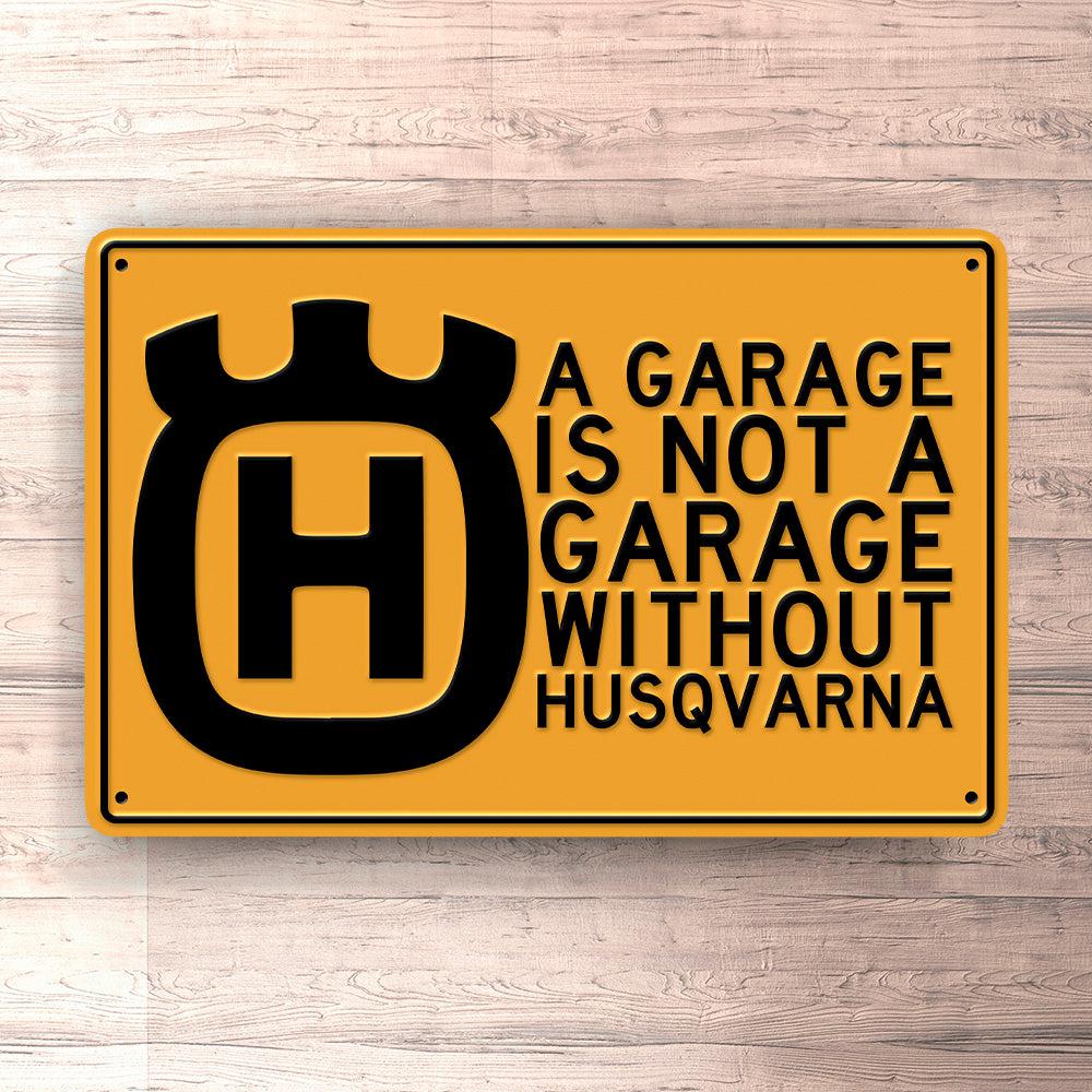 Husqvarna A Garage Is Not A Garage Without Husqvarna Skilte, Musemåtte, Dørmåtte , Plakat-Skilte-Husqvarna-Garage Culture Shop- garage - man cave - merchandise