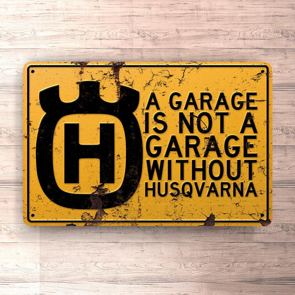Husqvarna A Garage Is Not A Garage Without Husqvarna Skilte, Musemåtte, Dørmåtte , Plakat-Skilte-Husqvarna-Garage Culture Shop- garage - man cave - merchandise