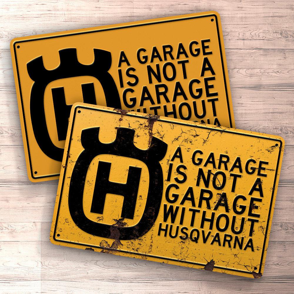 Husqvarna A Garage Is Not A Garage Without Husqvarna Skilte, Musemåtte, Dørmåtte , Plakat-Skilte-Husqvarna-Garage Culture Shop- garage - man cave - merchandise