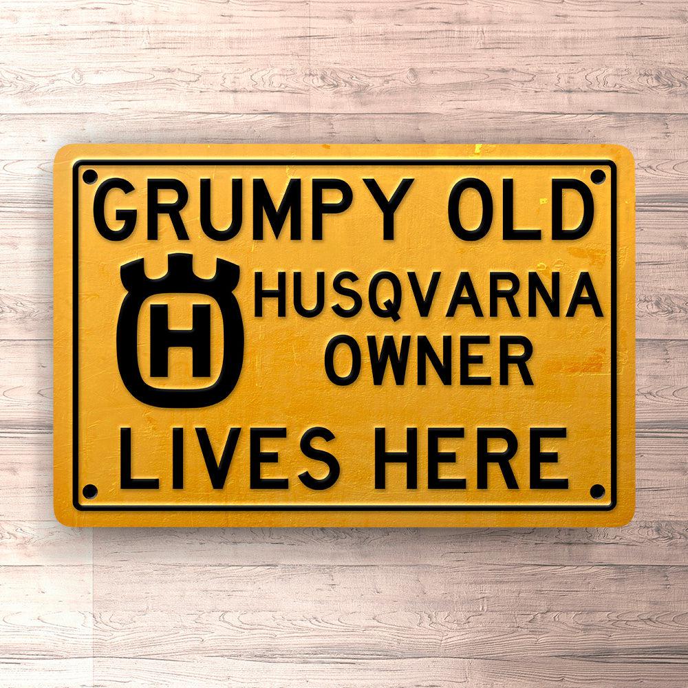 Husqvarna Grumpy Old Husqvarna Owner Lives Here Skilte, Musemåtte, Dørmåtte , Plakat-Skilte-Husqvarna-Garage Culture Shop- garage - man cave - merchandise