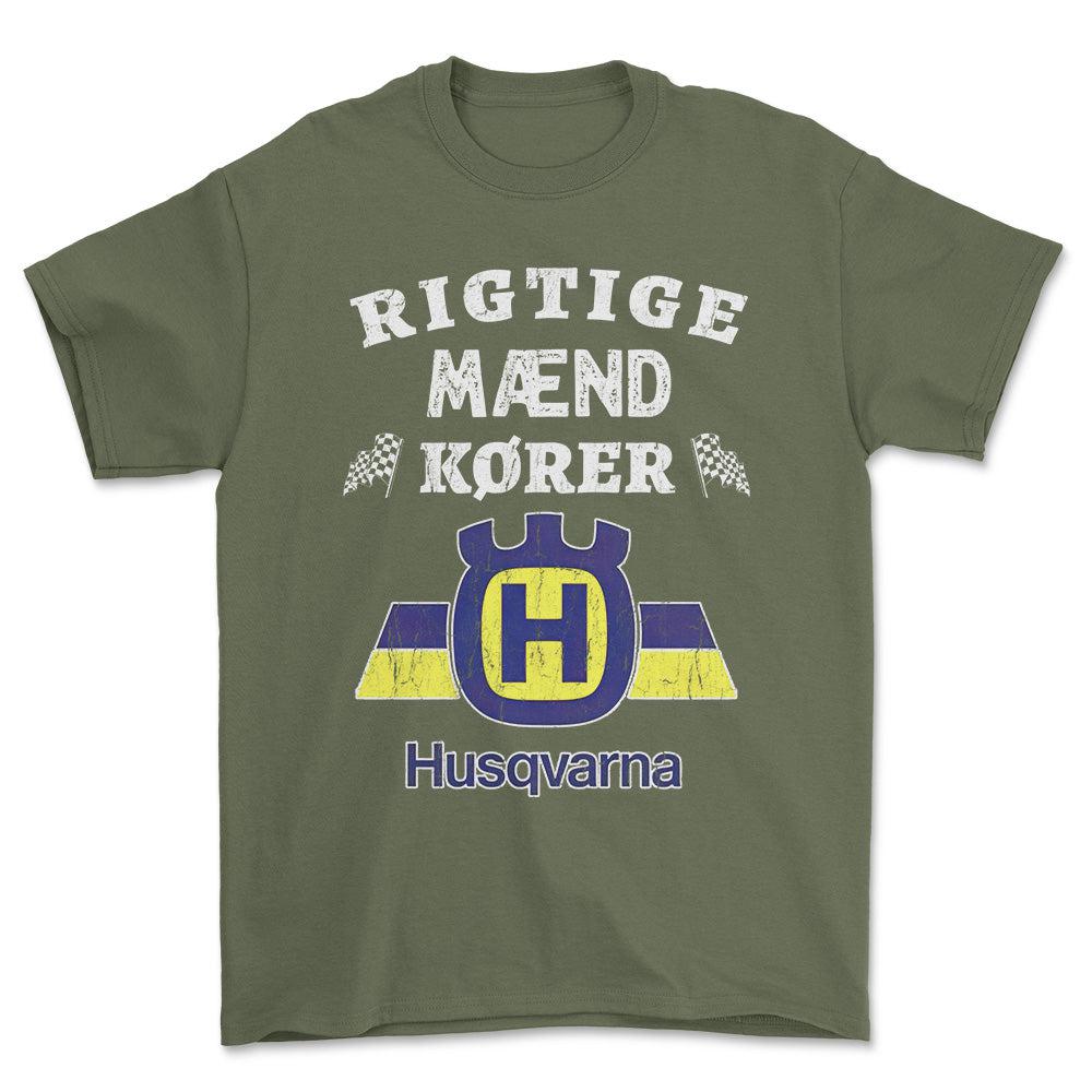 Husqvarna Rigtige Mænd Kører - Unisex T-Shirt , Bomuld-Beklædning-Husqvarna-Grøn Militær-S-Forside-Garage Culture Shop- garage - man cave - merchandise