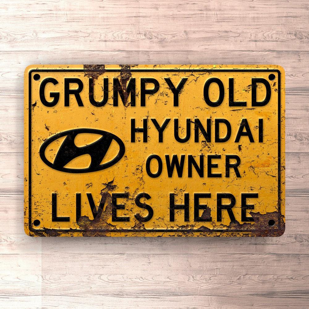 Hyundai Grumpy Old Hyundai Owner Lives Here Skilte, Musemåtte, Dørmåtte-Skilte-Hyundai-Garage Culture Shop- garage - man cave - merchandise